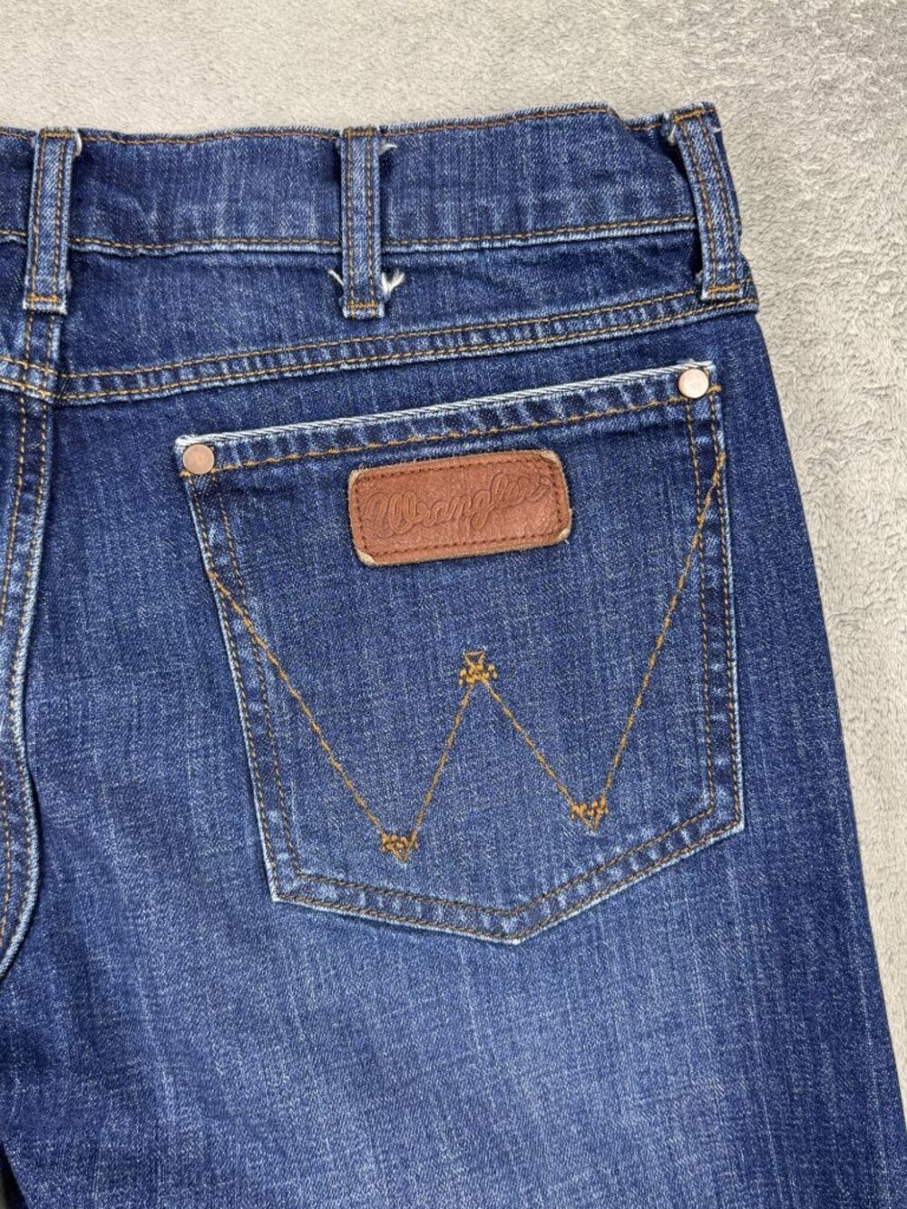 Wrangler Retro Relaxed Boot Cut Jeans Western Denim Whiskering Medium Wash - Picture 6 of 10